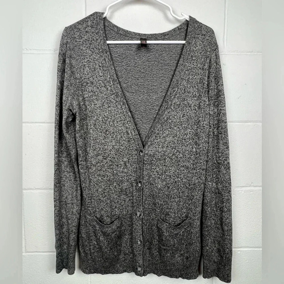 Beautiful‎ Grey Sweater Size Large by District Made - Picture 1 of 6